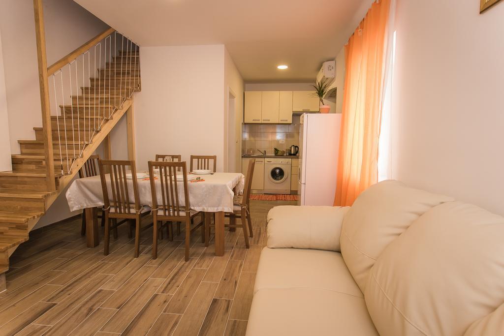 Apartments Marin Traù Esterno foto